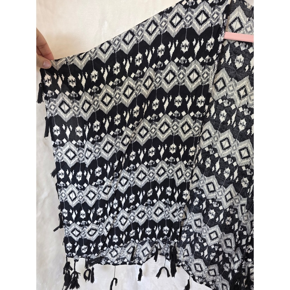 Do Everything In Love Kimono Wrap Black White Geometric Ikat Tassel Trim OS - Picture 4 of 6